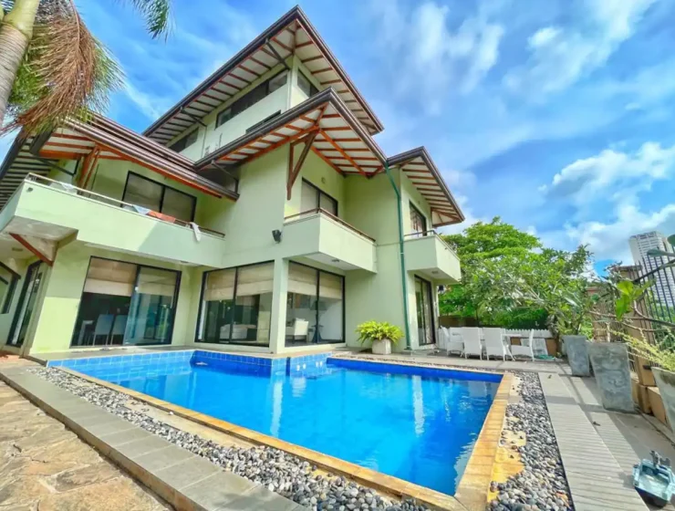 luxurious 4-Bedroom House in Nawala, colombo